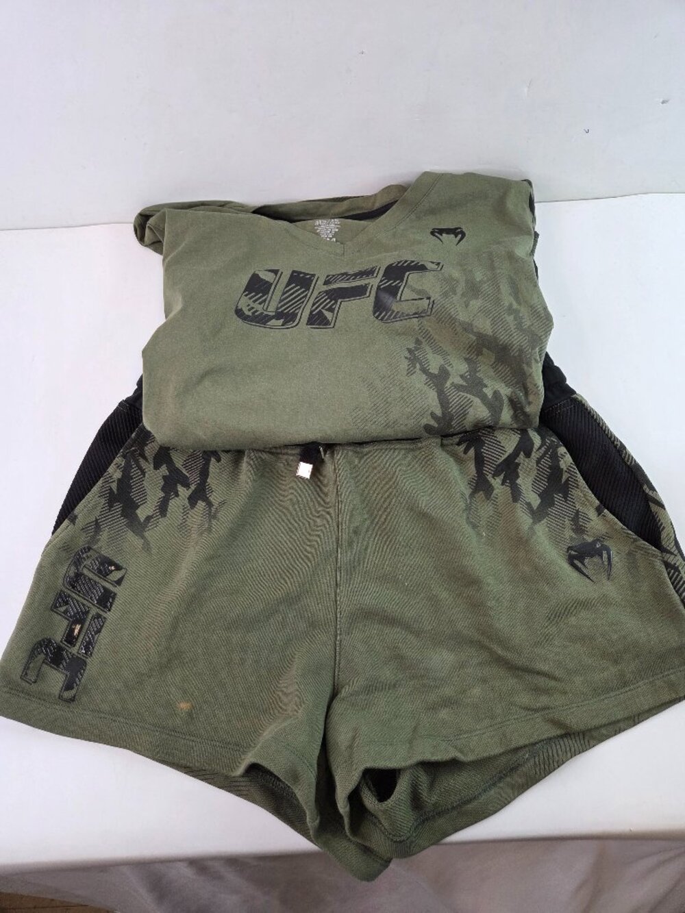 UFC Venum Womens Large Fight Week Greek 2" Shorts + Long Sleeve Top